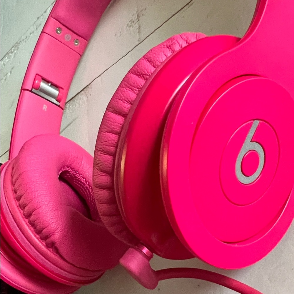 Beats Solo HD Pink Headphones - Picture 4 of 4